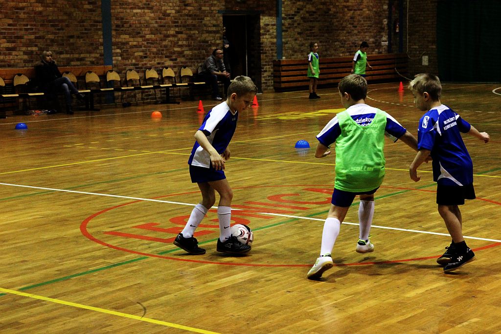 Najmłodsi adepci futbolu trenują przy Lotniczej