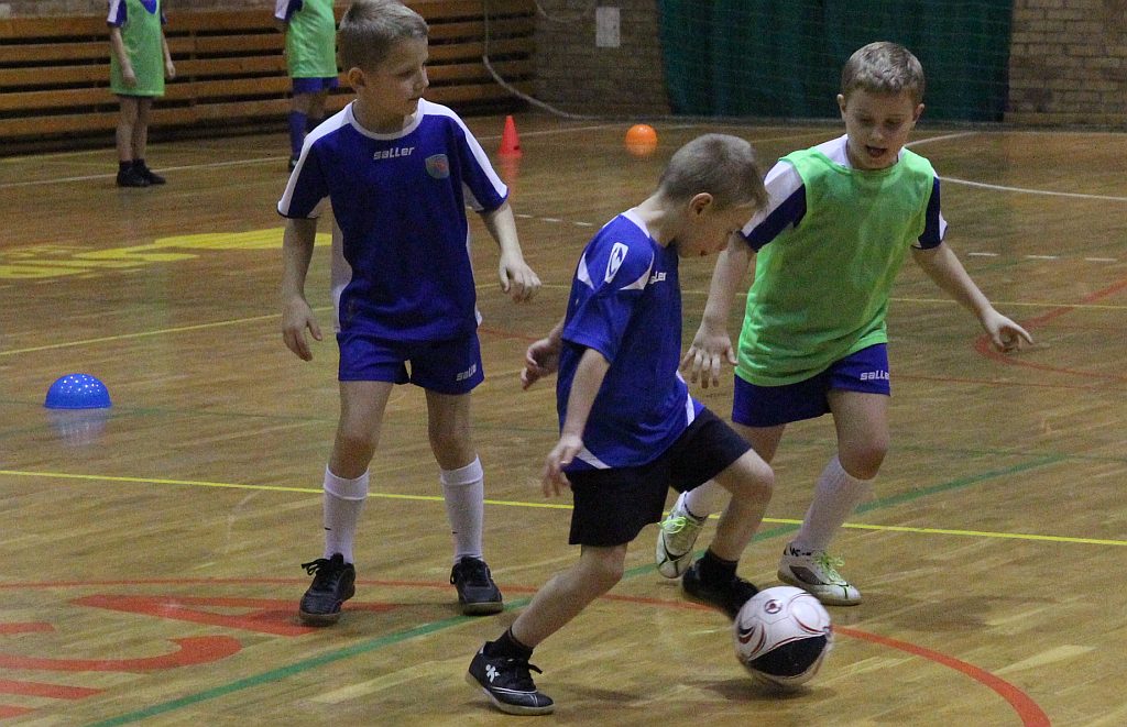 Najmłodsi adepci futbolu trenują przy Lotniczej
