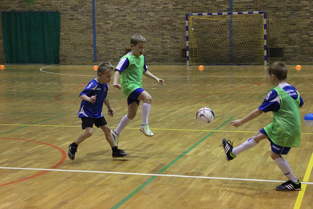 Najmłodsi adepci futbolu trenują przy Lotniczej
