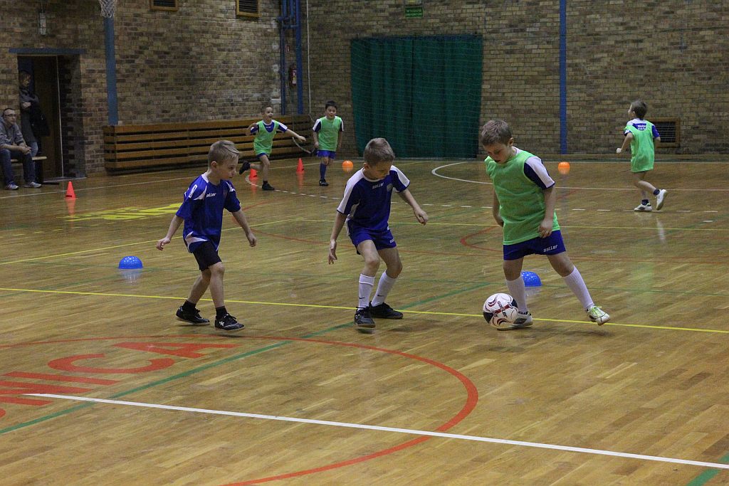 Najmłodsi adepci futbolu trenują przy Lotniczej