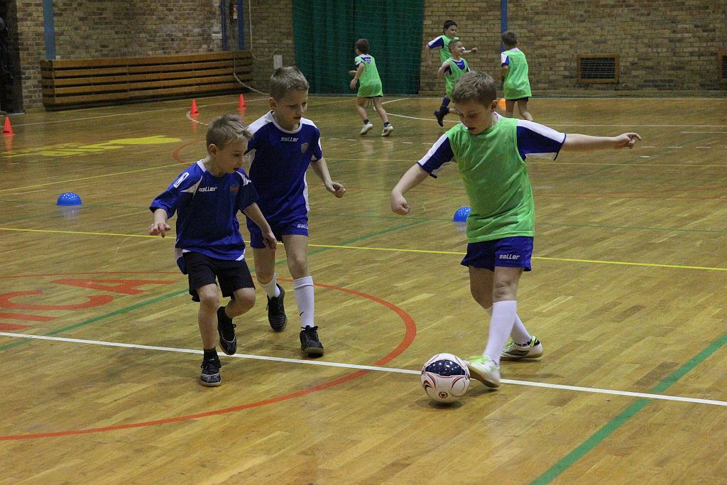 Najmłodsi adepci futbolu trenują przy Lotniczej