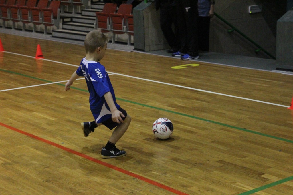 Najmłodsi adepci futbolu trenują przy Lotniczej
