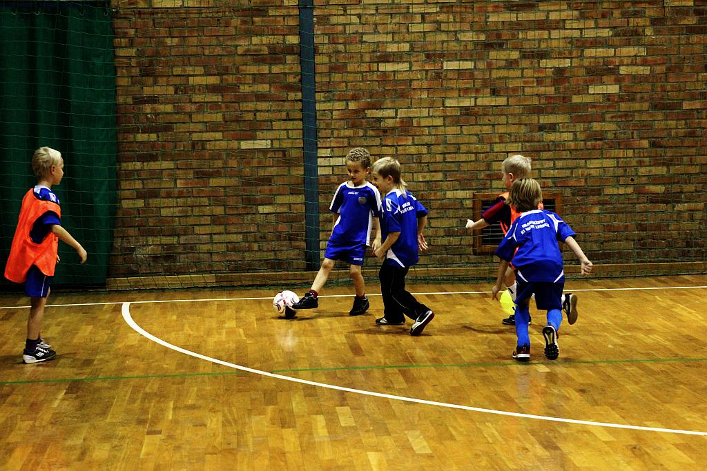 Najmłodsi adepci futbolu trenują przy Lotniczej