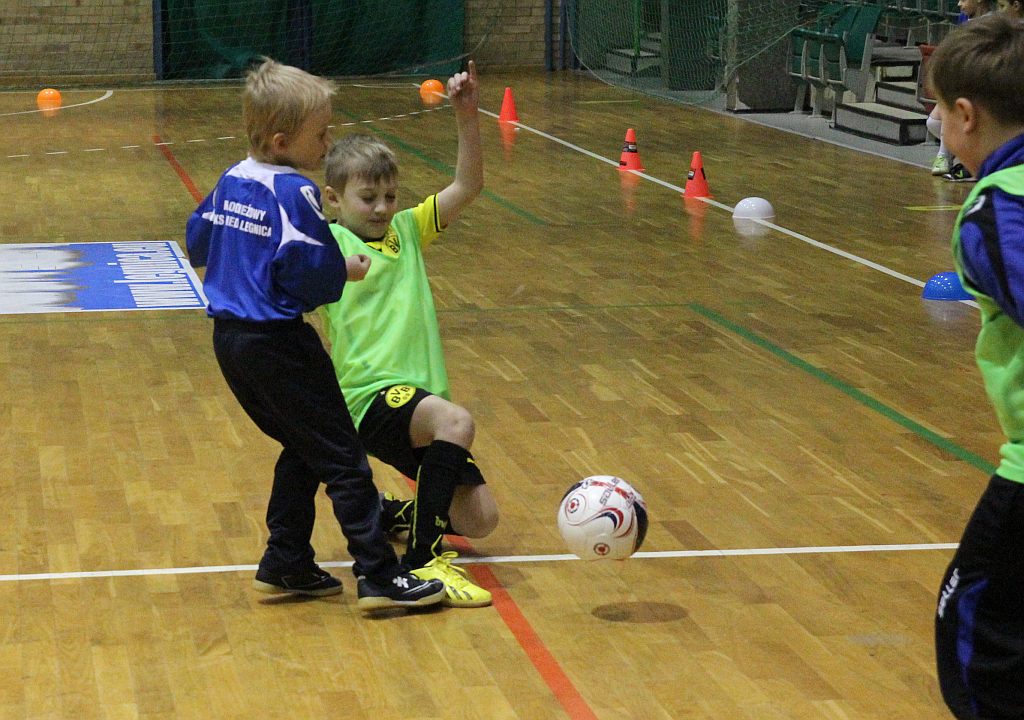 Najmłodsi adepci futbolu trenują przy Lotniczej
