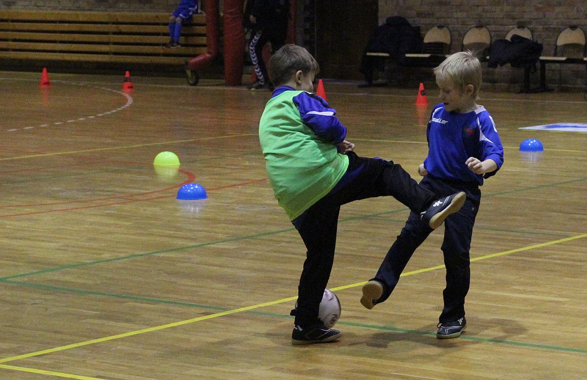 Najmłodsi adepci futbolu trenują przy Lotniczej