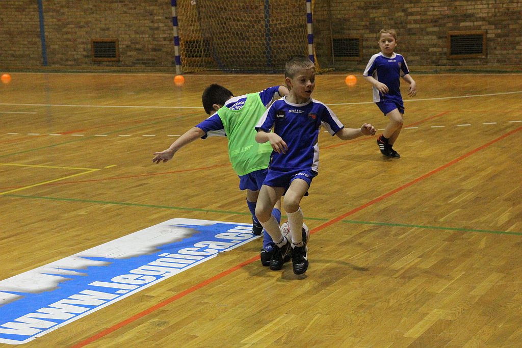 Najmłodsi adepci futbolu trenują przy Lotniczej