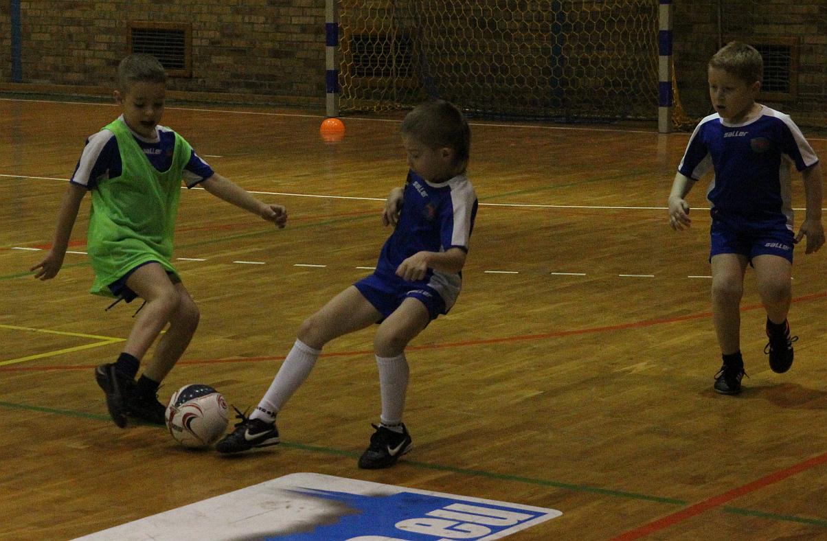 Najmłodsi adepci futbolu trenują przy Lotniczej