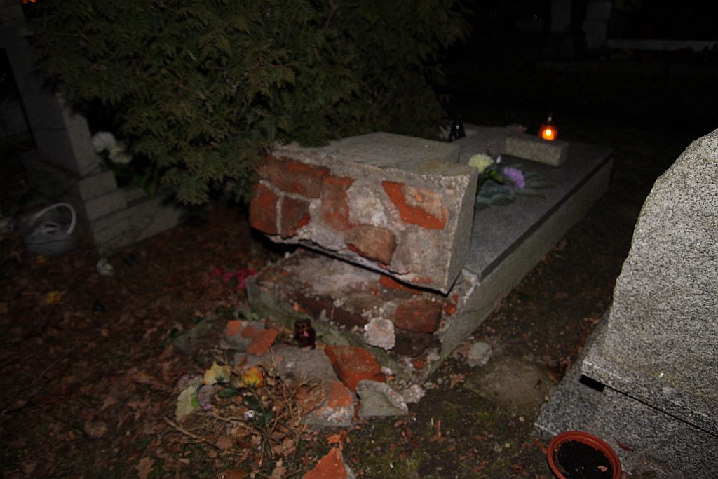 Cmentarni wandale znów zniszczyli groby