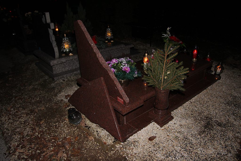 Cmentarni wandale znów zniszczyli groby