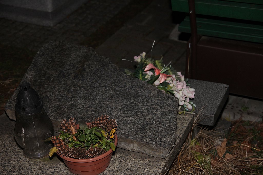 Cmentarni wandale znów zniszczyli groby