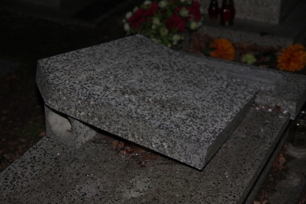 Cmentarni wandale znów zniszczyli groby