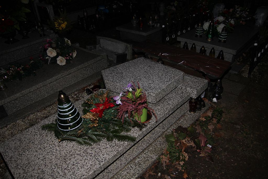 Cmentarni wandale znów zniszczyli groby
