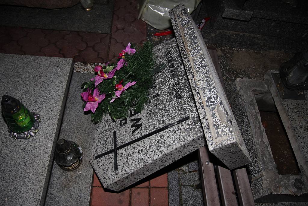 Cmentarni wandale znów zniszczyli groby