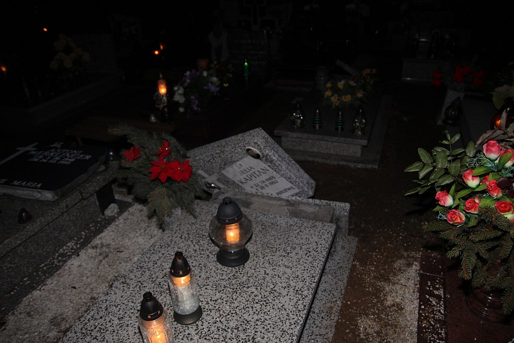 Cmentarni wandale znów zniszczyli groby
