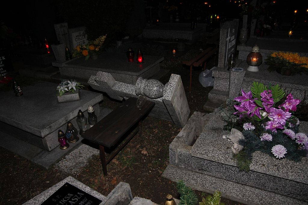 Cmentarni wandale znów zniszczyli groby