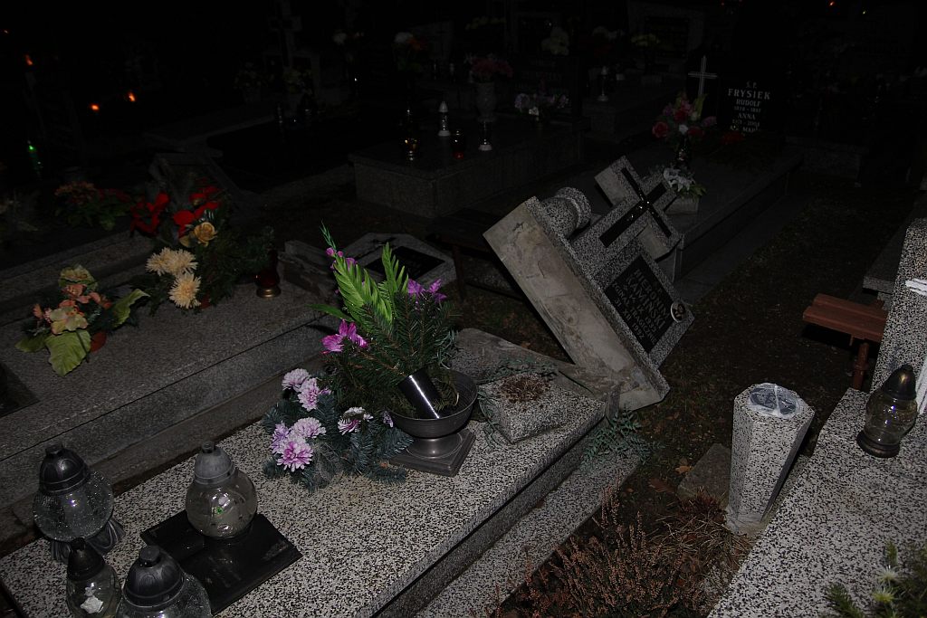 Cmentarni wandale znów zniszczyli groby