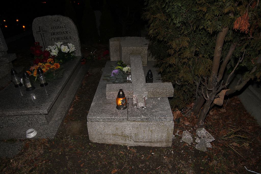 Cmentarni wandale znów zniszczyli groby
