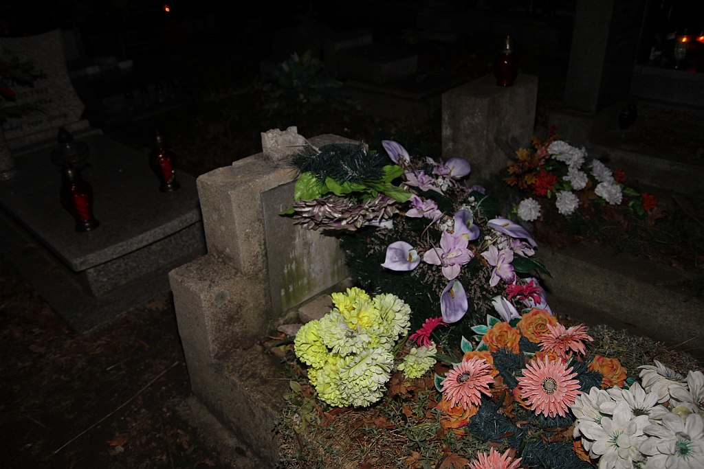 Cmentarni wandale znów zniszczyli groby