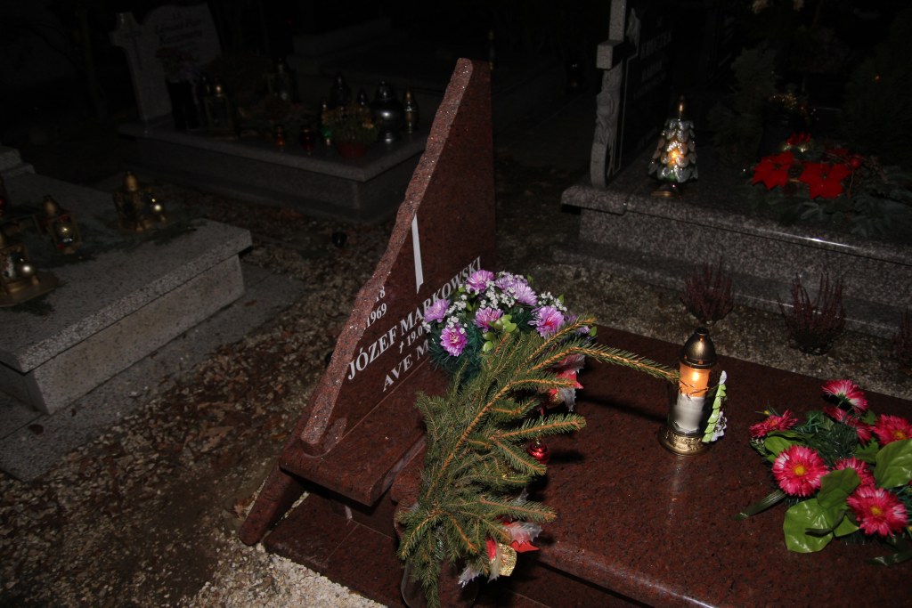 Cmentarni wandale znów zniszczyli groby