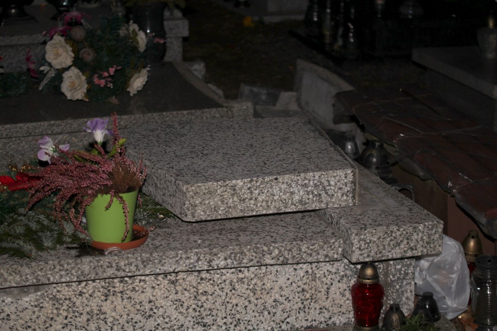 Cmentarni wandale znów zniszczyli groby