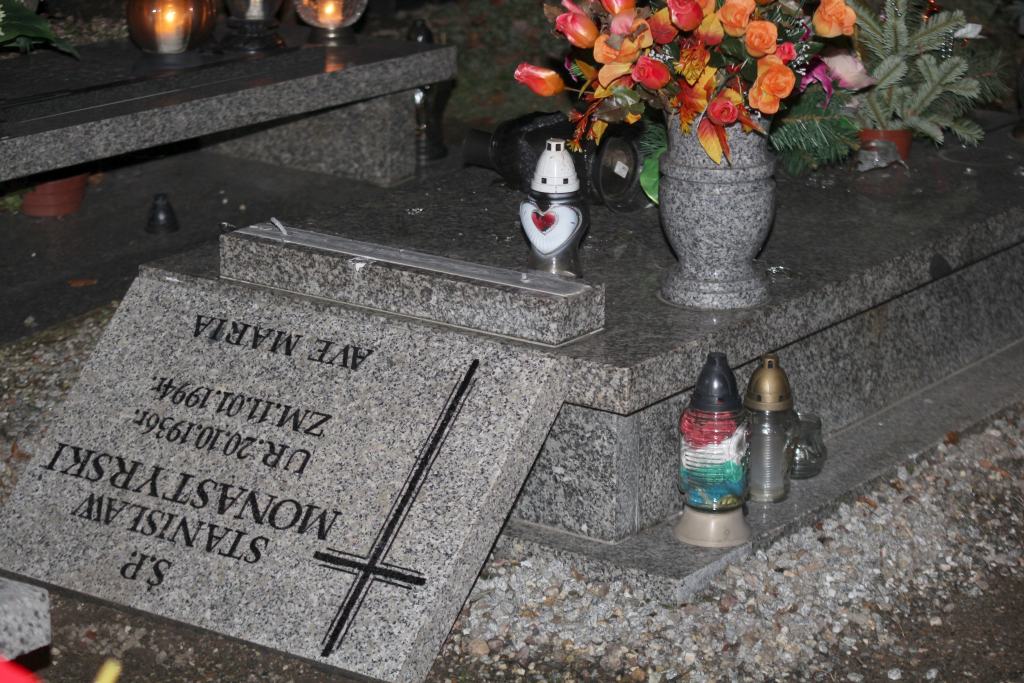 Cmentarni wandale znów zniszczyli groby