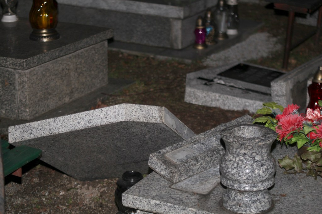 Cmentarni wandale znów zniszczyli groby