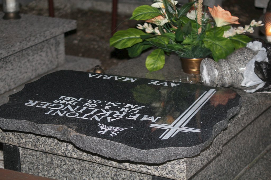 Cmentarni wandale znów zniszczyli groby