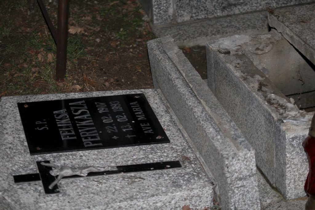 Cmentarni wandale znów zniszczyli groby