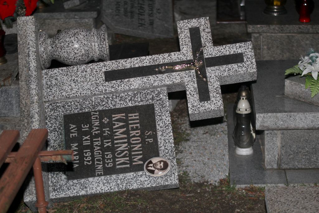 Cmentarni wandale znów zniszczyli groby