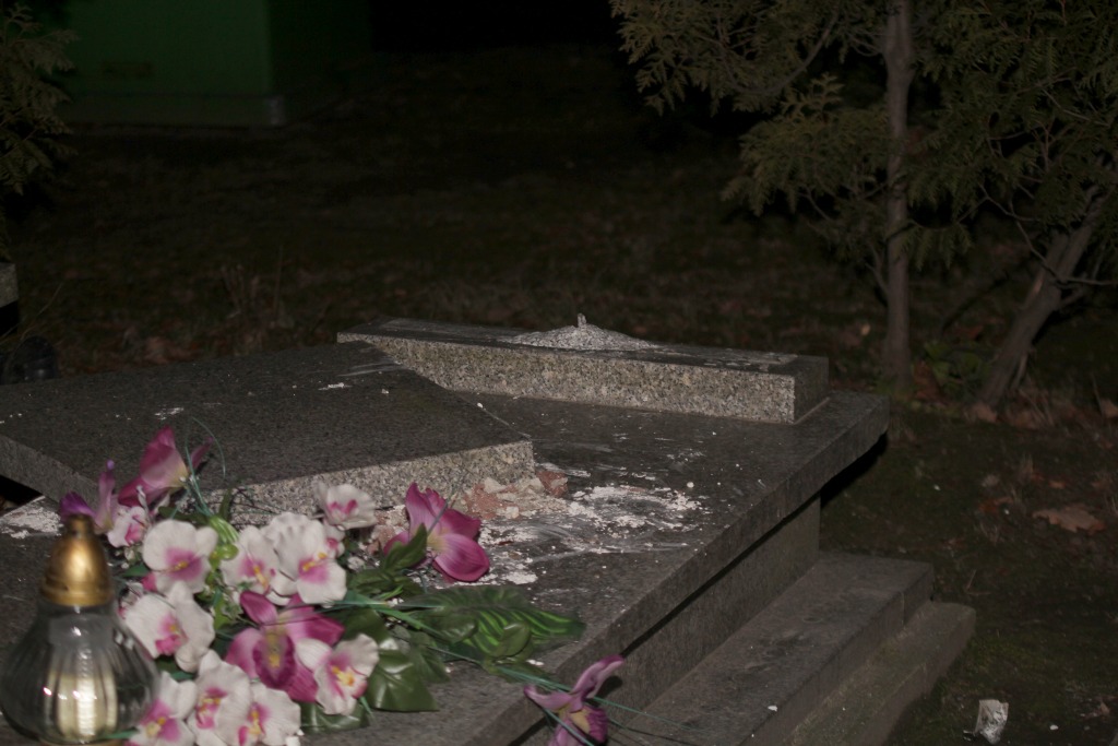 Cmentarni wandale znów zniszczyli groby