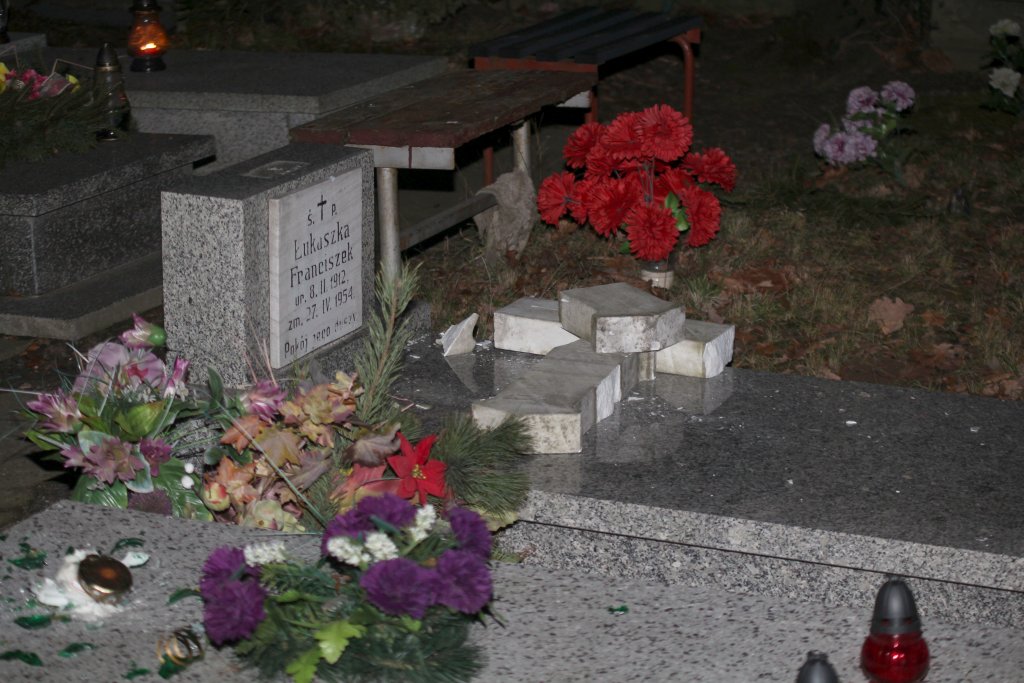 Cmentarni wandale znów zniszczyli groby