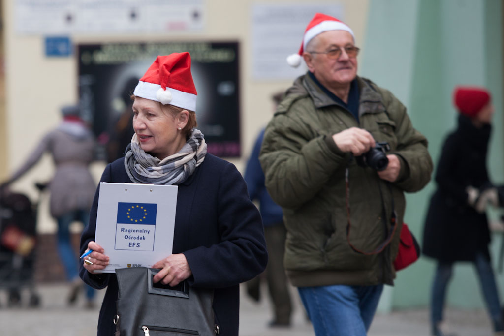 Emeryci wyszli na ulicę „walczyć” o zniżki!