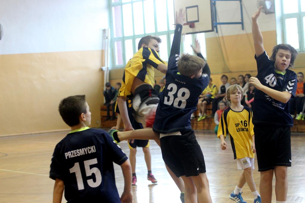 Piłkarze ręczni z podstawówek grają o medale
