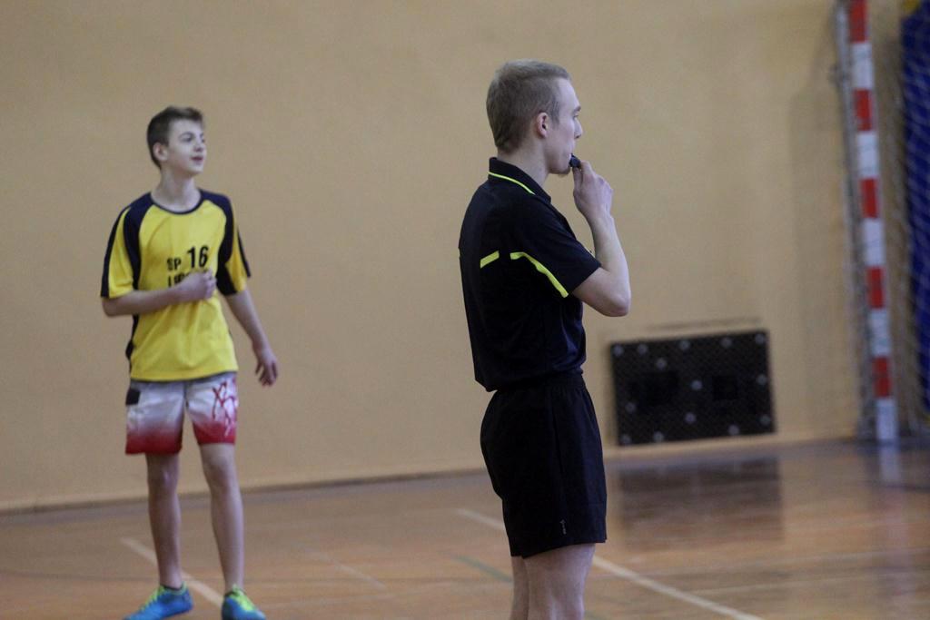 Piłkarze ręczni z podstawówek grają o medale