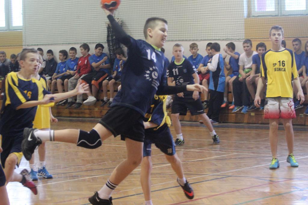 Piłkarze ręczni z podstawówek grają o medale