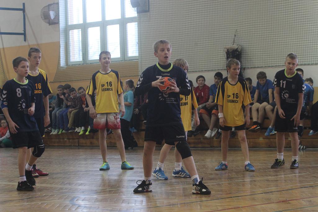 Piłkarze ręczni z podstawówek grają o medale