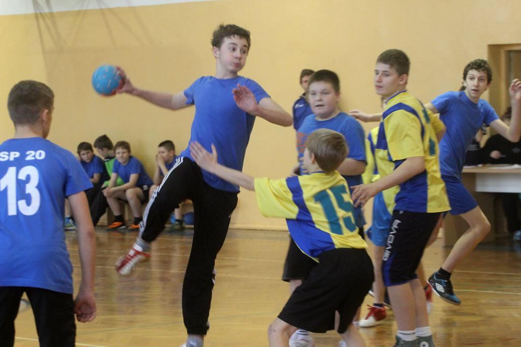 Piłkarze ręczni z podstawówek grają o medale