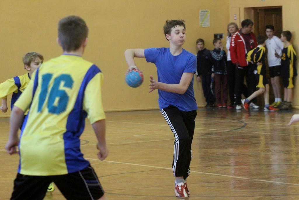 Piłkarze ręczni z podstawówek grają o medale