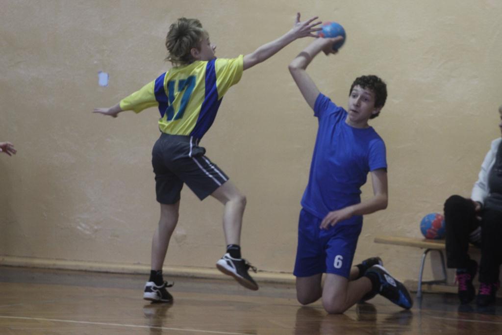 Piłkarze ręczni z podstawówek grają o medale