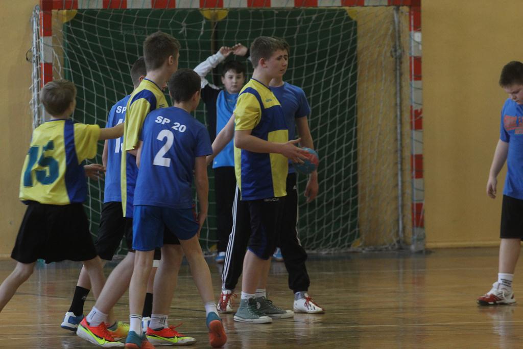 Piłkarze ręczni z podstawówek grają o medale