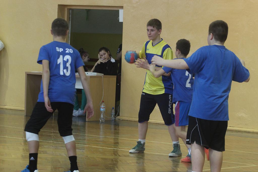 Piłkarze ręczni z podstawówek grają o medale