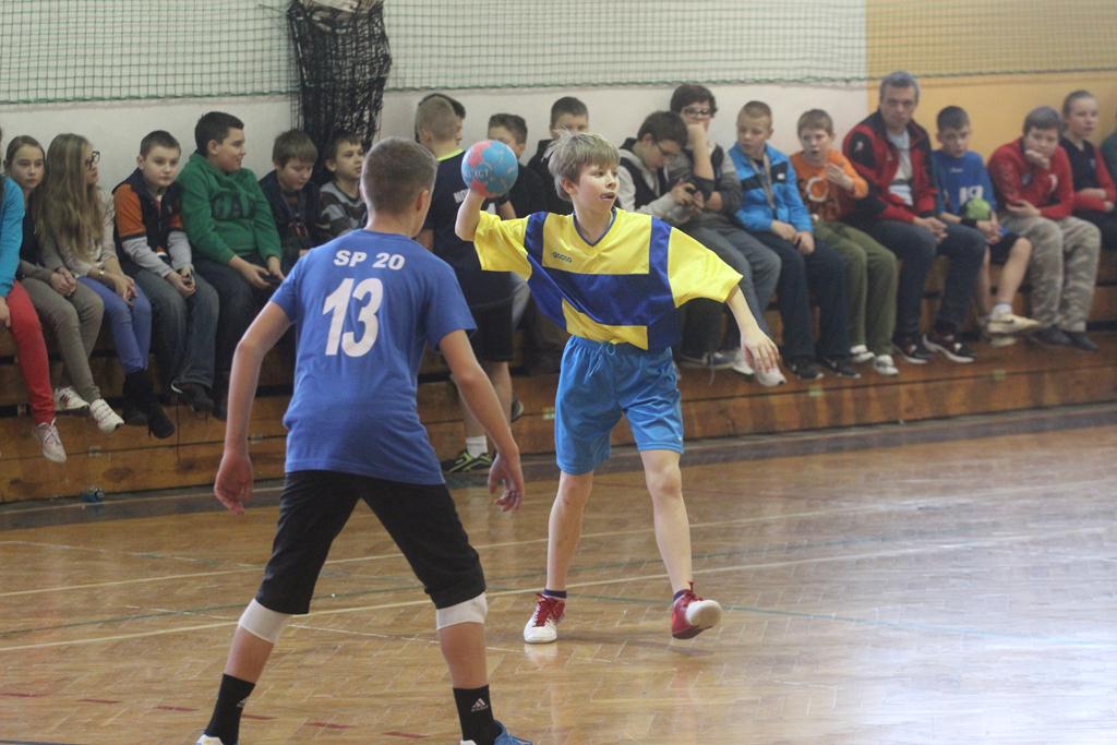 Piłkarze ręczni z podstawówek grają o medale