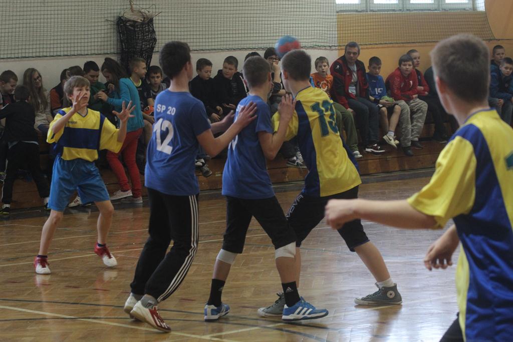 Piłkarze ręczni z podstawówek grają o medale