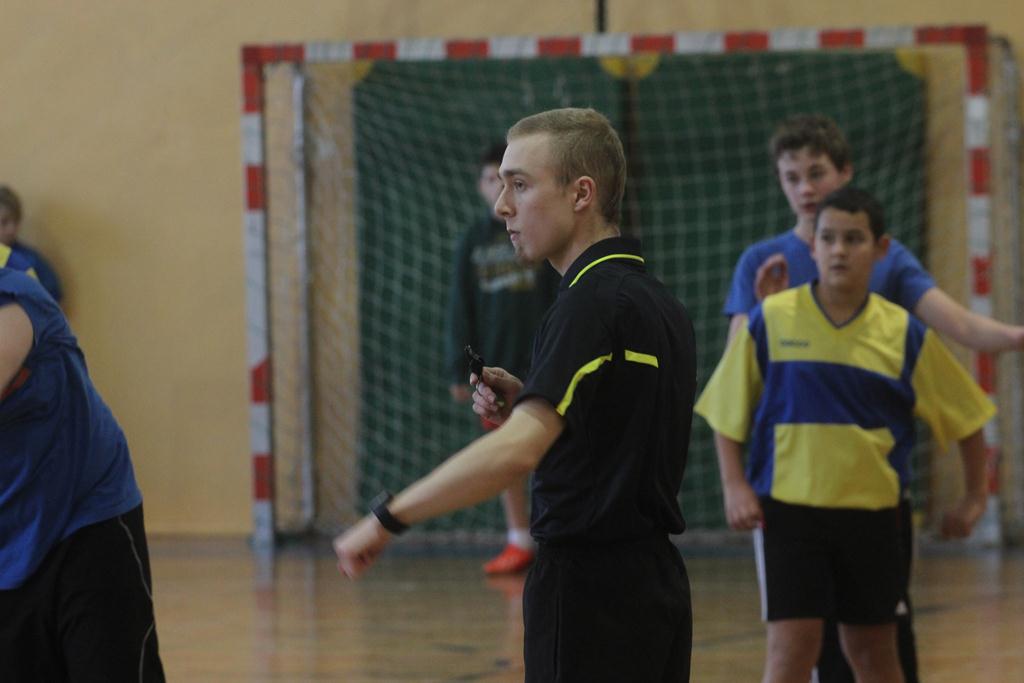Piłkarze ręczni z podstawówek grają o medale