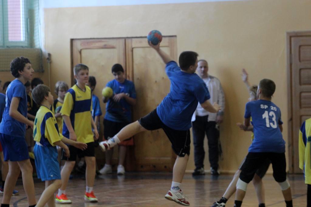 Piłkarze ręczni z podstawówek grają o medale