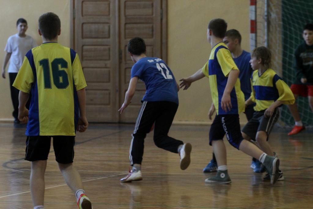 Piłkarze ręczni z podstawówek grają o medale