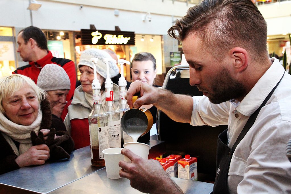 Mistrzowie Polski Latte Art serwowali legniczanom kawę