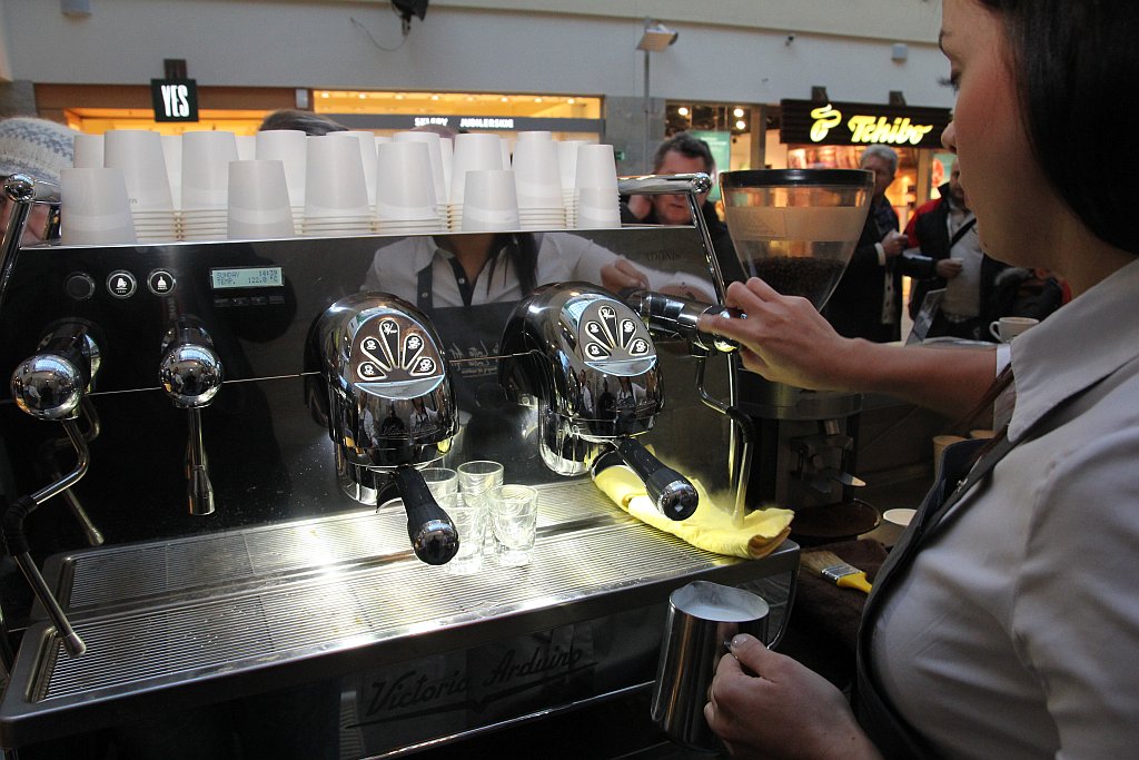 Mistrzowie Polski Latte Art serwowali legniczanom kawę