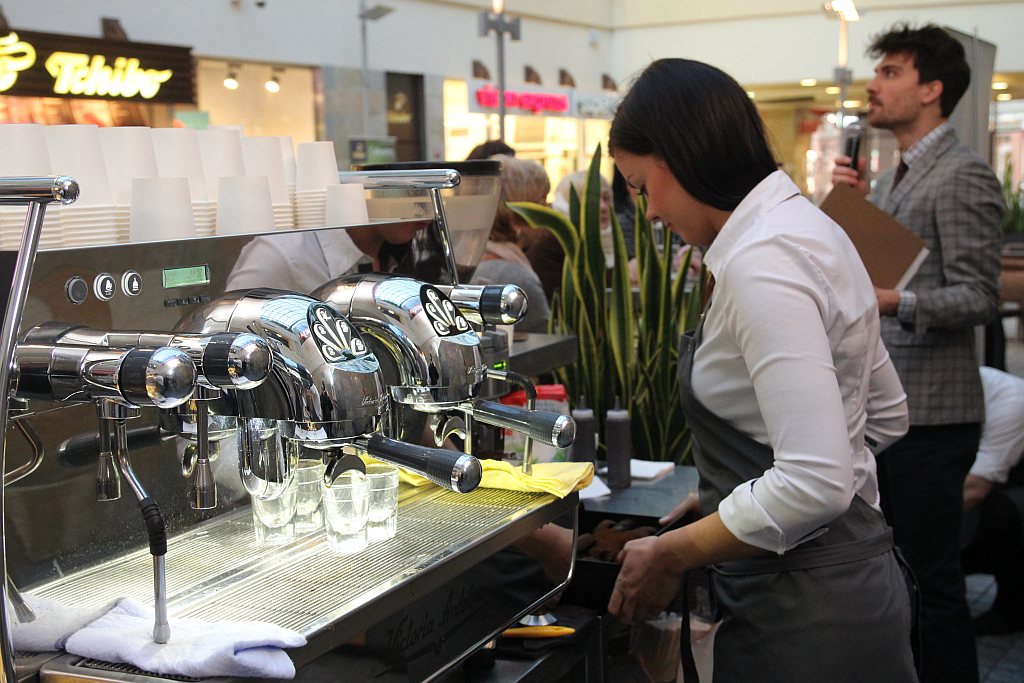 Mistrzowie Polski Latte Art serwowali legniczanom kawę