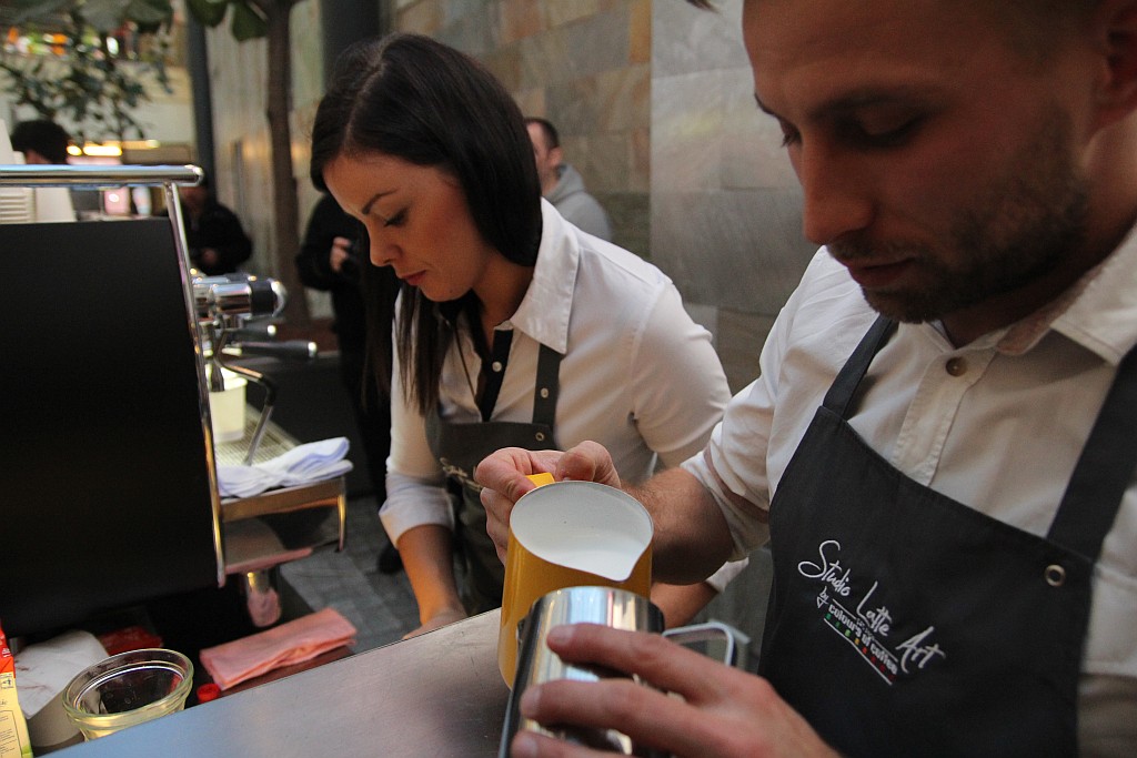 Mistrzowie Polski Latte Art serwowali legniczanom kawę